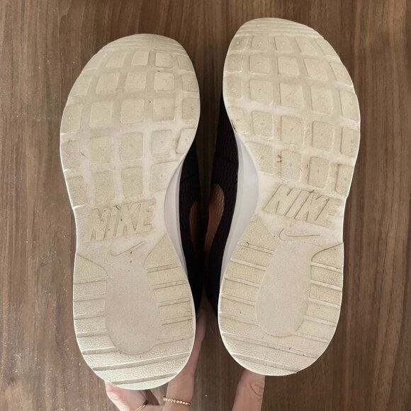 Nike Tanjun Sneakers in Plum with Rose Gold Swoosh, Size 8 - Picture 7 of 7